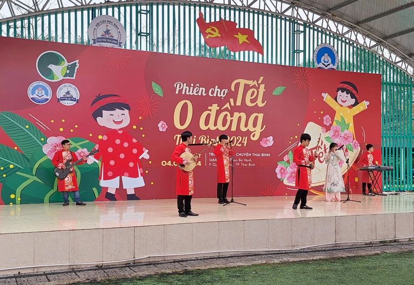 thai-binh-hang-chuc-chuyen-xe-bus-mien-phi-dua-nguoi-dan-den-phien-cho-tet-0-dong-3.jpg