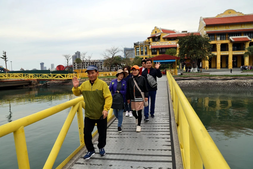 gan-300-du-khach-han-quoc-xong-dat-vinh-ha-long-nam-moi-giap-thin-3.jpg