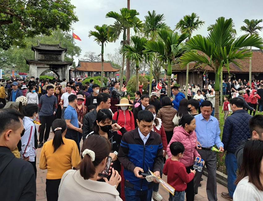 hang-nghin-nguoi-dan-ve-xem-roi-can-chau-thanh-duoc-phuc-dung-lai-tai-le-hoi-chua-keo-4.jpg