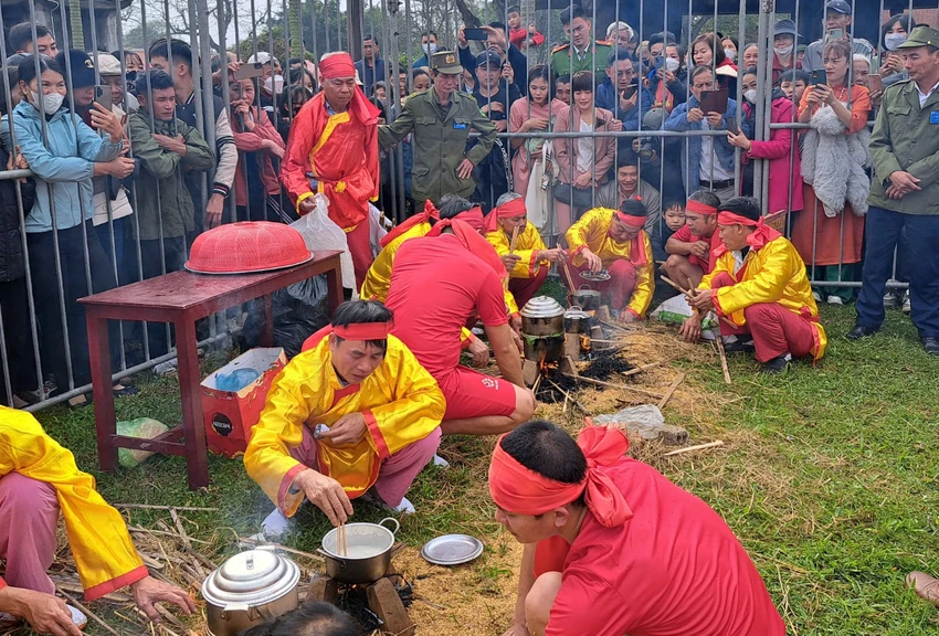 hang-nghin-nguoi-dan-ve-xem-roi-can-chau-thanh-duoc-phuc-dung-lai-tai-le-hoi-chua-keo-5.jpg