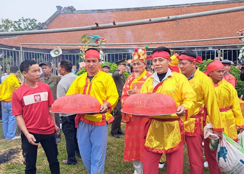 hang-nghin-nguoi-dan-ve-xem-roi-can-chau-thanh-duoc-phuc-dung-lai-tai-le-hoi-chua-keo-6.jpg