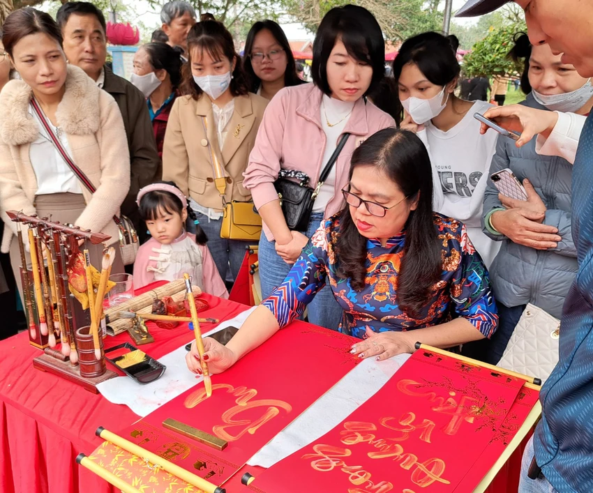 hang-nghin-nguoi-dan-ve-xem-roi-can-chau-thanh-duoc-phuc-dung-lai-tai-le-hoi-chua-keo-7.jpg