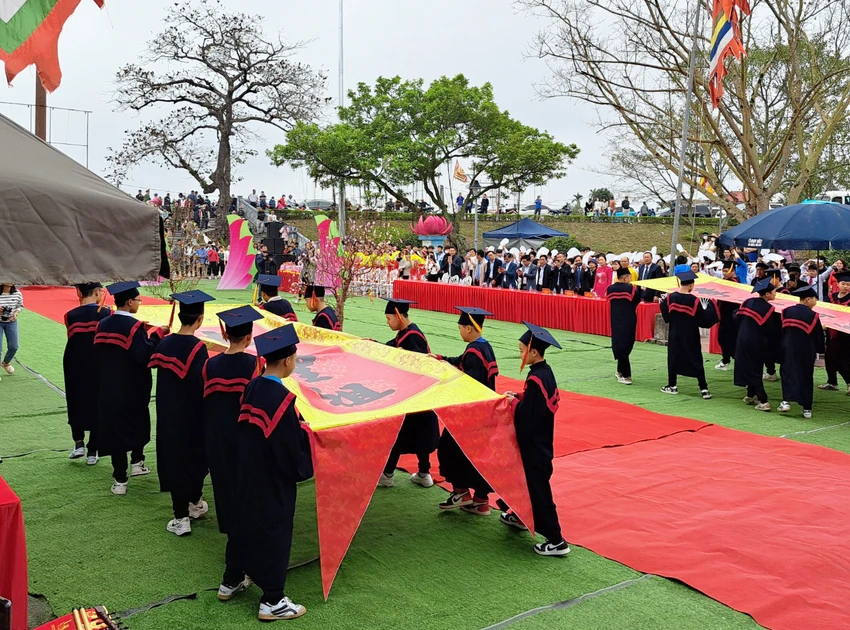 hang-nghin-nguoi-dan-ve-xem-roi-can-chau-thanh-duoc-phuc-dung-lai-tai-le-hoi-chua-keo-8.jpg