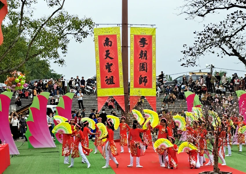 hang-nghin-nguoi-dan-ve-xem-roi-can-chau-thanh-duoc-phuc-dung-lai-tai-le-hoi-chua-keo-9.jpg