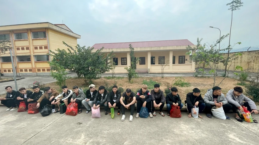 bat-16-thanh-nien-to-chuc-danh-xoc-dia-ngay-tet-2.jpeg
