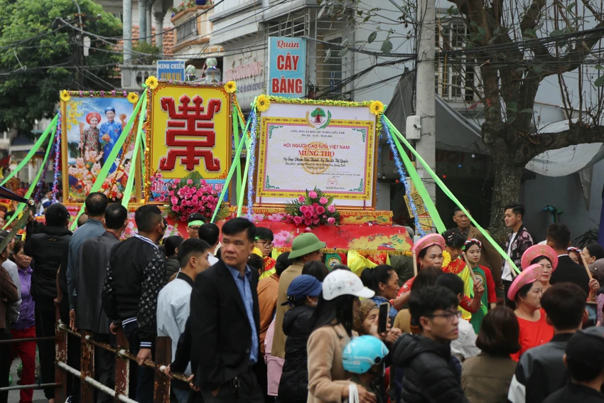 doc-dao-le-hoi-tien-cong-noi-cac-cu-thuong-tho-nam-vong-duoc-ruoc-len-mieu-2.JPG