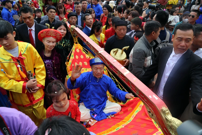 doc-dao-le-hoi-tien-cong-noi-cac-cu-thuong-tho-nam-vong-duoc-ruoc-len-mieu-4.JPG