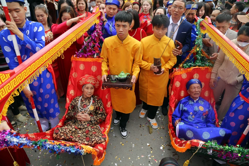 doc-dao-le-hoi-tien-cong-noi-cac-cu-thuong-tho-nam-vong-duoc-ruoc-len-mieu-5.JPG