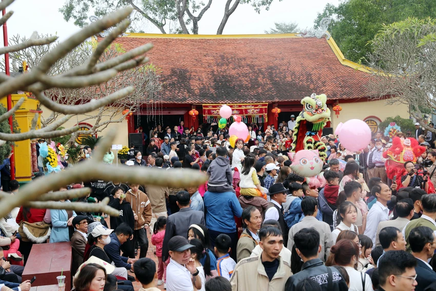 doc-dao-le-hoi-tien-cong-noi-cac-cu-thuong-tho-nam-vong-duoc-ruoc-len-mieu-6.JPG