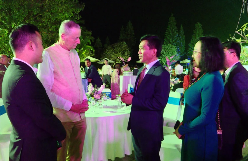 ti-phu-an-do-to-chuc-dam-cuoi-tai-ha-long-dai-dien-tinh-quang-ninh-den-chuc-mung-5.jpeg