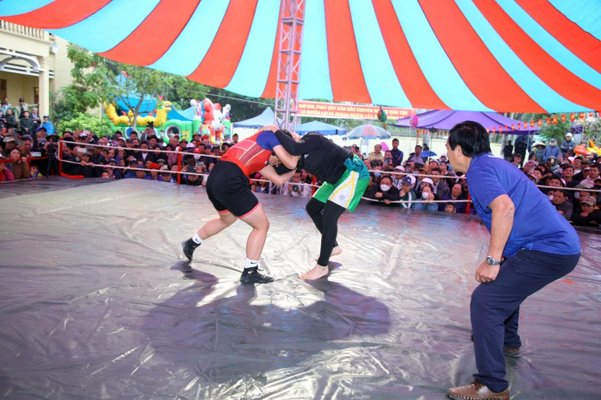 ve-van-tra-xem-nu-do-vat-thach-dau-nam-7.jpg