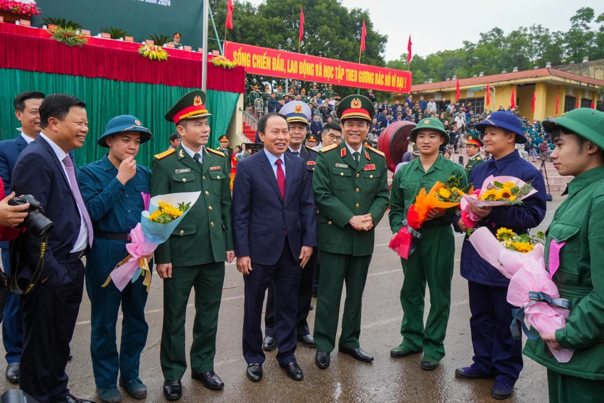 Bí thư Thành uỷ Hải Phòng Lê Tiến Châu động viên các tân binh lên đường nhập ngũ