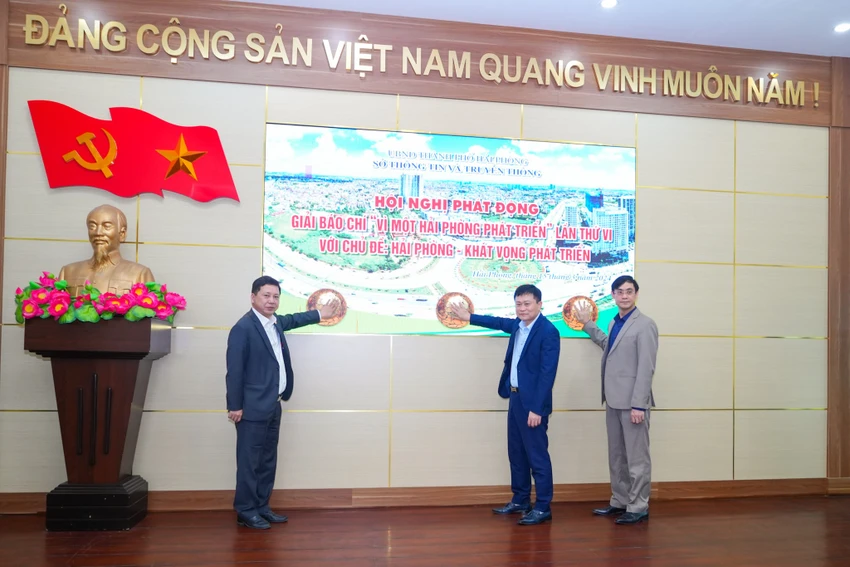 Lãnh đạo Ban Tuyên giáo Thành ủy, Sở Thông tin-Truyền thông và Hội Nhà báo Hải Phòng nhấn nút phát động Giải Báo chí 'Vì một Hải Phòng phát triển' lần thứ 6