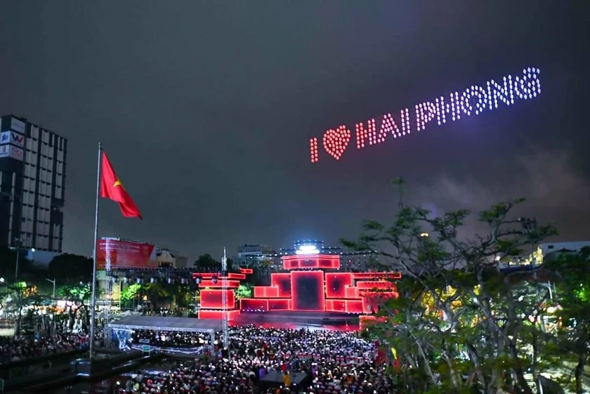 sau-hon-10-nam-hai-phong-khong-con-to-chuc-le-hoi-hoa-phuong-do-o-quang-truong-nha-hat-thanh-pho-2.jpeg