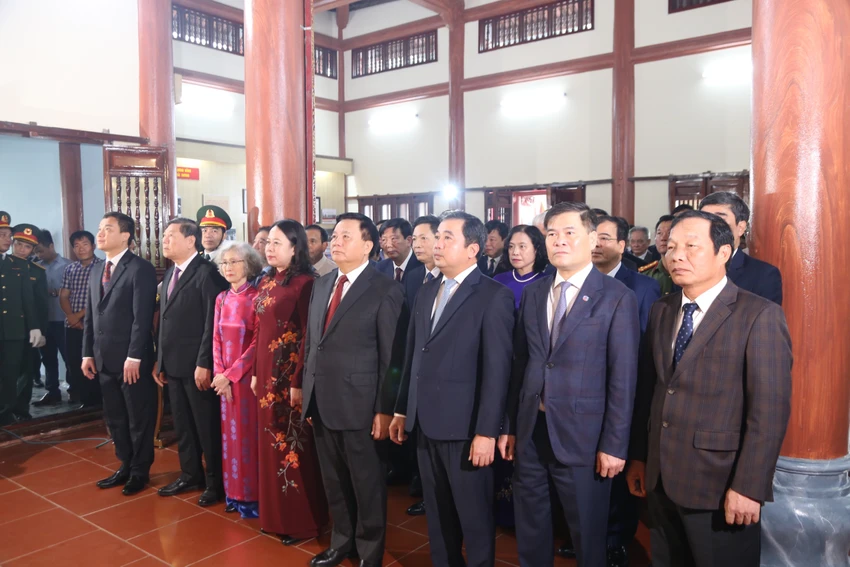 Quyền Chủ tịch nước Võ Thị Ánh Xuân, Giám đốc Học viện Chính trị Quốc gia Hồ Chí Minh Nguyễn Xuân Thắng cùng các lãnh đạo ban, ngành, trung ương dâng hương tại di tích Nhà tưởng niệm Phó Chủ tịch nước Nguyễn Lương Bằng