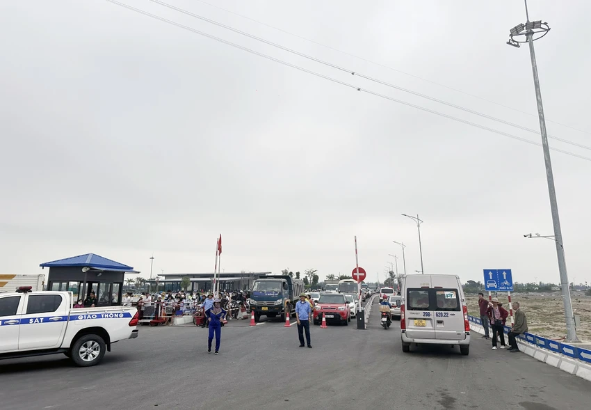Do lượng khách đông, phà Đồng Bài sang đảo Cát Bà có dấu hiệu ùn tắc từ 10 giờ sáng nay. Ảnh: Ngọc Sơn