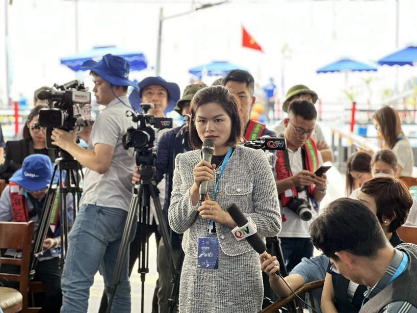 bo-truong-va-chu-tich-tinh-quang-ninh-gap-go-cac-htx-doanh-nghiep-nuoi-bien-3.jpg