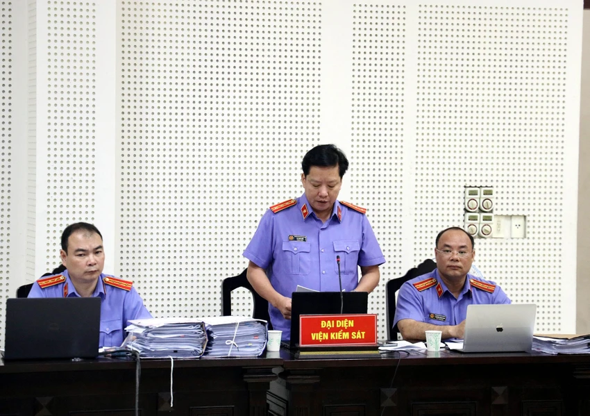 uat-su-xin-an-treo-cho-ong-do-huu-ca-vien-kiem-sat-noi-khong.jpg