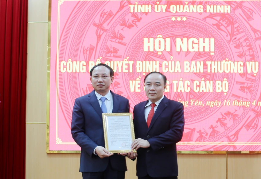 Bí thư Tỉnh ủy Quảng Ninh Nguyễn Xuân Ký (bên trái) trao quyết định điều động, phân công ông Cao Ngọc Tuấn giữ chức vụ Bí thư Thị ủy Quảng Yên, nhiệm kỳ 2020-2025.