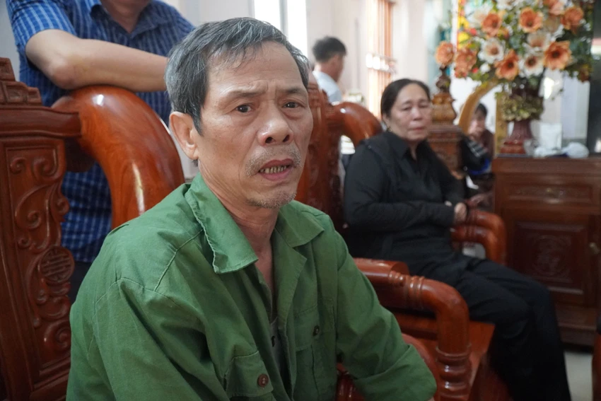 Ông Hoàng Văn Do chia sẻ về thông tin tàu cá bị chìm và những ngư dân mất tích. Ảnh: Đặng Trung