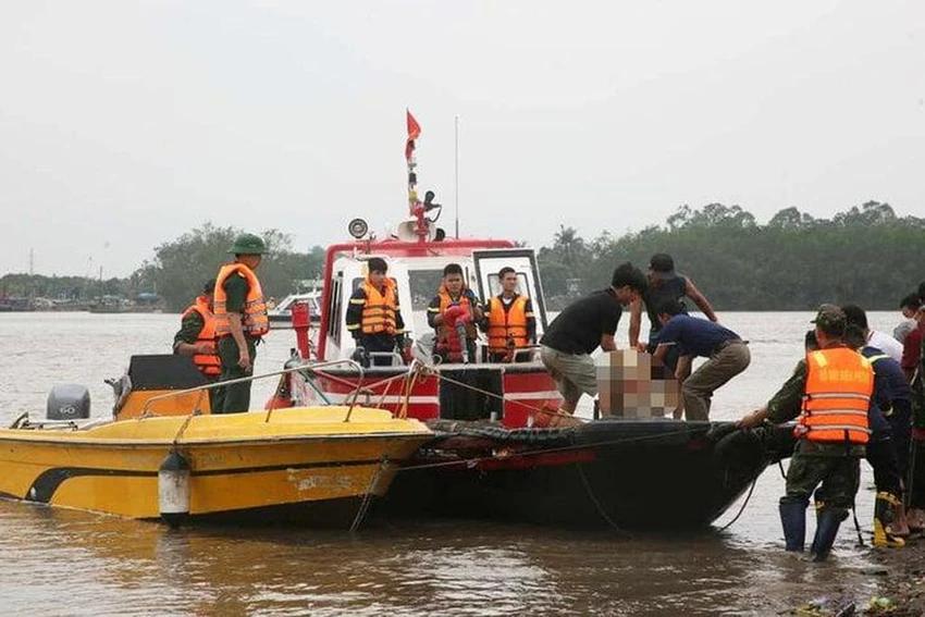 Thi thể nạn nhân mất tích được đưa lên bờ. Ảnh: CTV