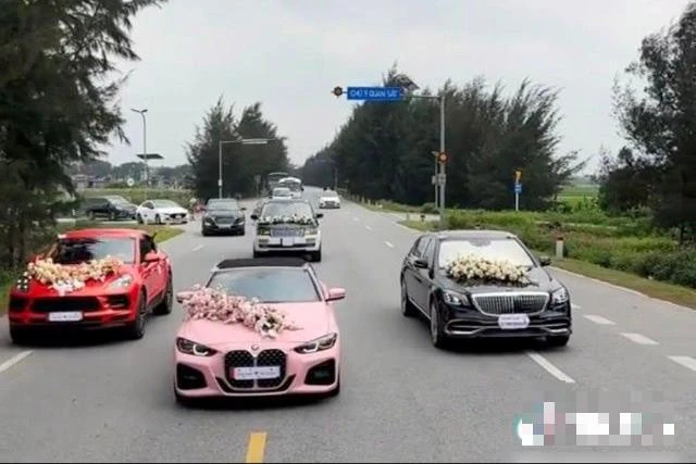 Đoàn xe rước dâu có nhiều xe sang, trong đó xe Maybach S400 đang bị tạm giữ. Ảnh cắt từ clip