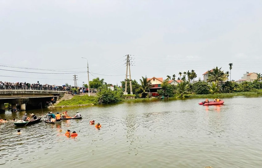 Địa phương huy động lực lượng tìm kiếm hai em nhỏ đuối nước. Ảnh: CTV
