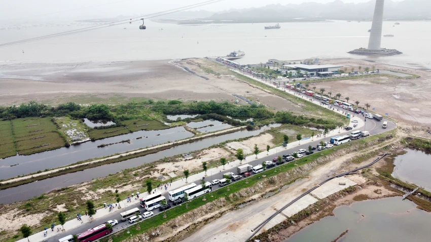 Các phương tiện xếp hàng cả km để chờ lên phà sang đảo Cát Bà. Ảnh: Ngọc Sơn