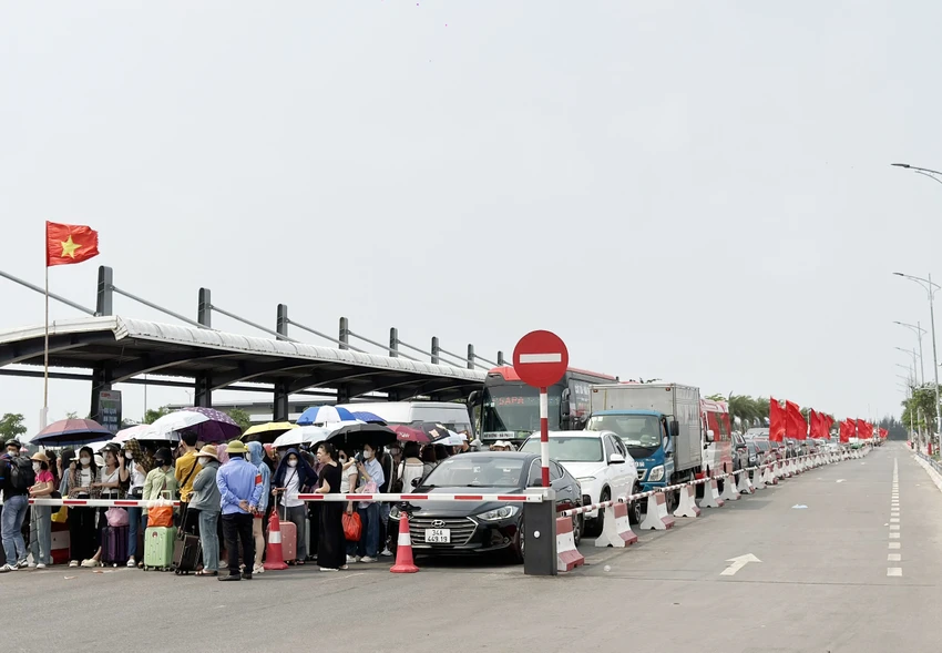 du-khach-cho-pha-3-tieng-de-sang-dao-cat-ba-5.jpg