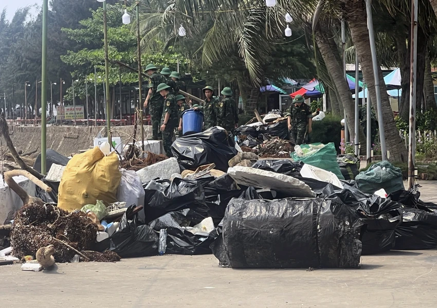 rac-tran-ngap-bai-bien-do-son-chinh-quyen-huy-dong-gap-hon-200-can-bo-di-don-rac-6.jpg