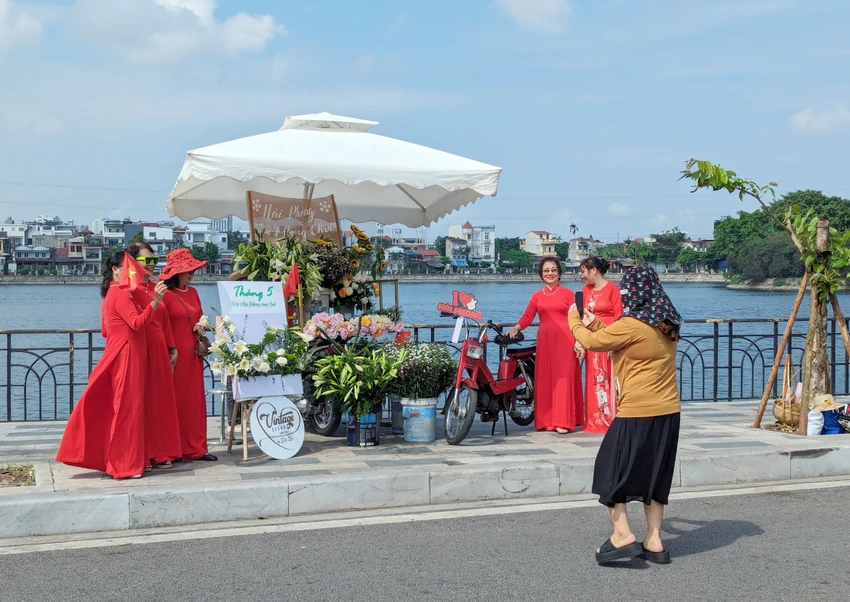 hang-tram-du-khach-cung-hoa-minh-vao-hai-phong-thu-bay-rong-choi-3.jpg
