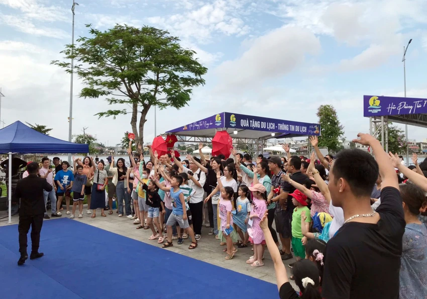 hang-tram-du-khach-cung-hoa-minh-vao-hai-phong-thu-bay-rong-choi-6.jpg