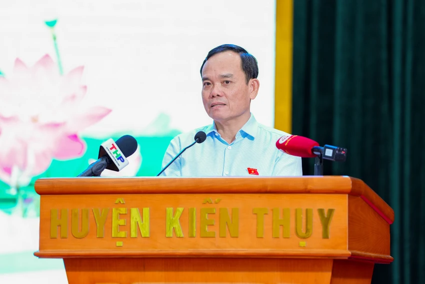 Phó Thủ tướng Trần Lưu Quang phát biểu tại hội nghị tiếp xúc cử tri. Ảnh: ĐT