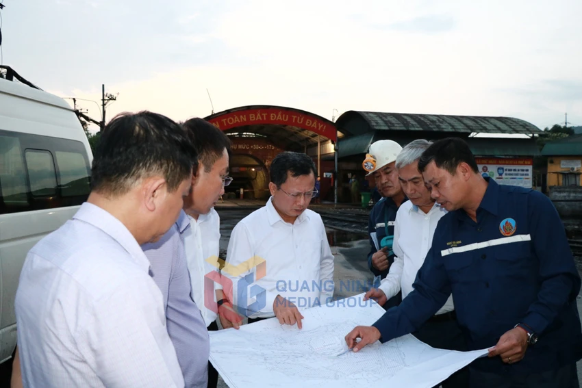 Chủ tịch UBND Quảng Ninh Cao Tường Huy và lãnh đạo Tập đoàn Công nghiệp Than - Khoáng sản Việt Nam tại hiện trường vụ việc công ty Than Quang Hanh. Ảnh: QMG