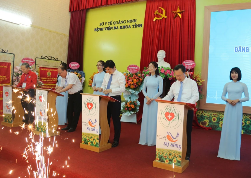Chủ tịch UBND tỉnh Quảng Ninh Cao Tường Huy (đứng ngoài cùng bên phải) đăng ký hiến mô, tạng. Ảnh: Nguyễn Trang