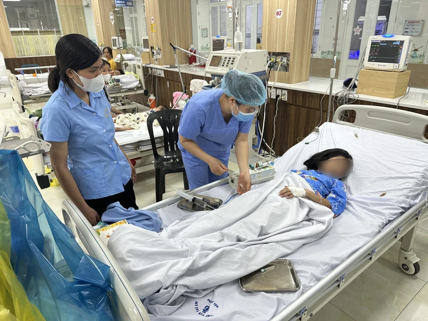 hai-phong-khach-san-pha-to-ong-chau-be-di-duong-bi-hang-chuc-vet-ong-dot-2.jpg