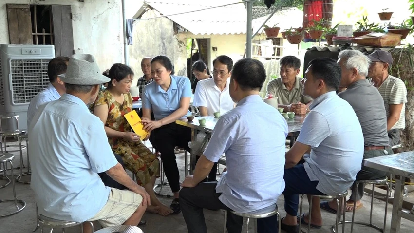 Lãnh đạo huyện Vũ Thư, Thái Bình đến thăm hỏi, động viên gia đình thợ xây bị tai nạn do sập giàn giáo. Ảnh: Cổng TTĐT Vũ Thư