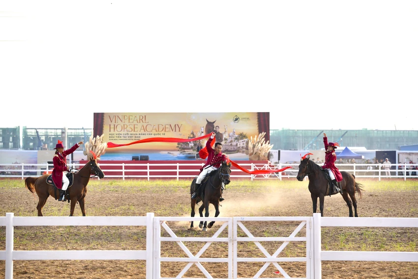 Lễ cắt băng khai trương độc đáo của Học viện cưỡi ngựa Vinpearl Horse Academy Vũ Yên