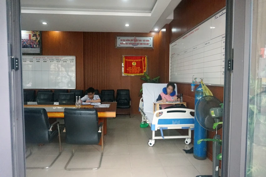 ky-thi-vao-lop-10-tai-hai-phong-thi-sinh-duoc-dua-den-truong-thi-bang-xe-cuu-thuong-duoc-nam-de-lam-bai-thi-1.jpg