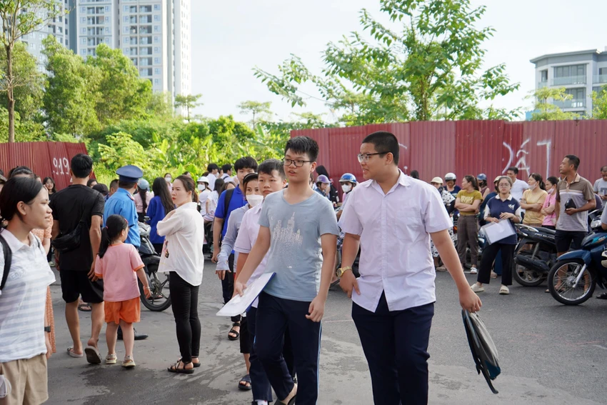 Sáng 4-6, 25.670 thí sinh đã bước vào kỳ thi vào lớp 10 tại Hải Phòng với môn đầu tiên là môn Ngữ văn. Ảnh: Ngọc Sơn