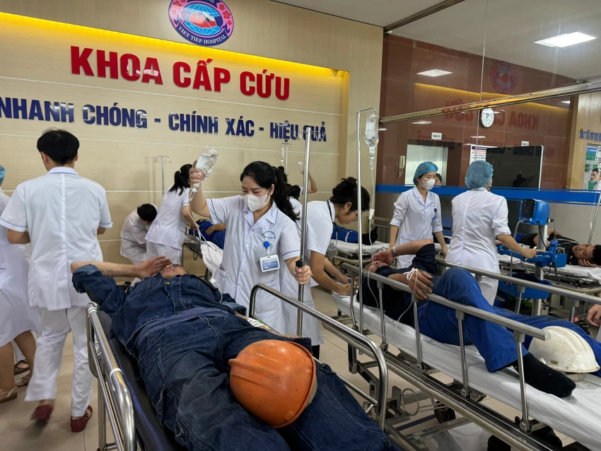 Bệnh viện hữu nghị Việt Tiệp cấp cứu cho các công nhân nhập viện nghi do ngộ độc thực phẩm. Ảnh: CTV