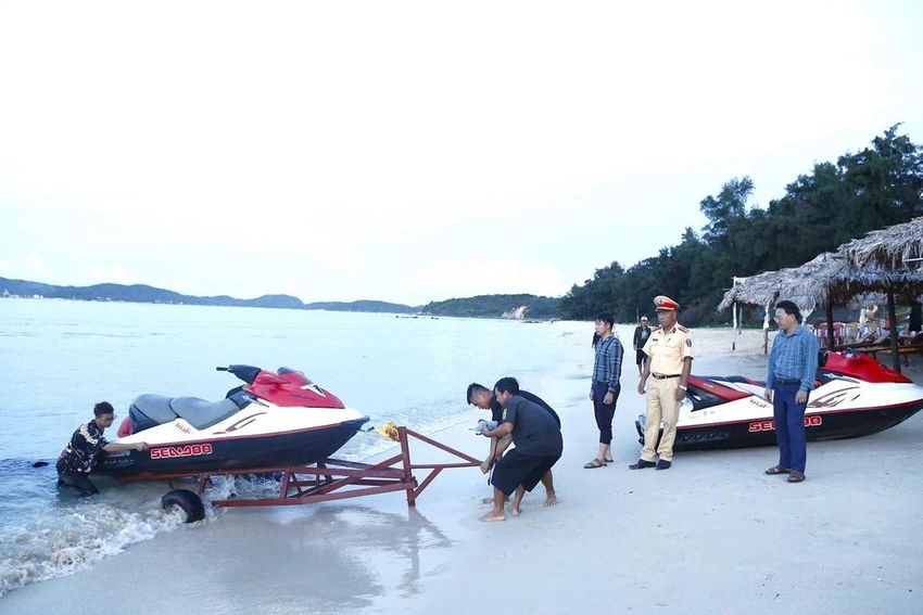 Tổ Kiểm tra liên ngành huyện Cô Tô kiểm tra, xử lý các mô tô nước hoạt động trái phép.