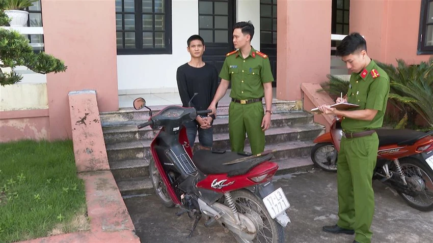 Đặng Văn Cường - kẻ cướp xe máy bị công an bắt chỉ sau 2 giờ nhận được tin báo. Ảnh: BCA