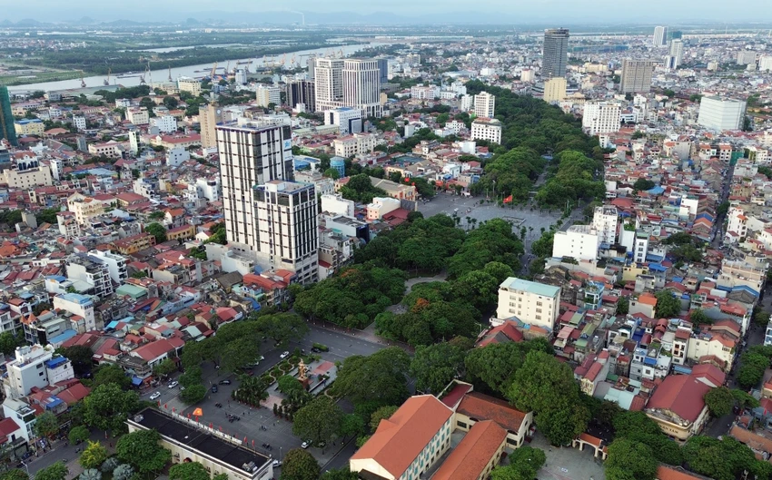 Dải vườn hoa trung tâm thành phố Hải Phòng là một trong những dải vườn hoa dài và đẹp nhất cả nước. Ảnh: Ngọc Sơn