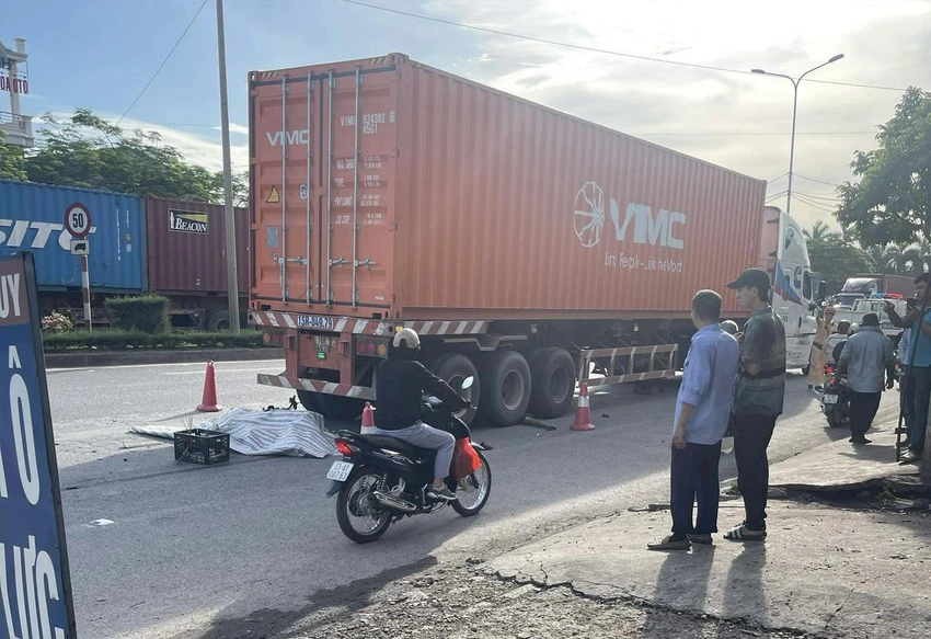 Hiện trường vụ tai nạn khiến hai cháu bé đi xe máy điện tử vong tại chỗ