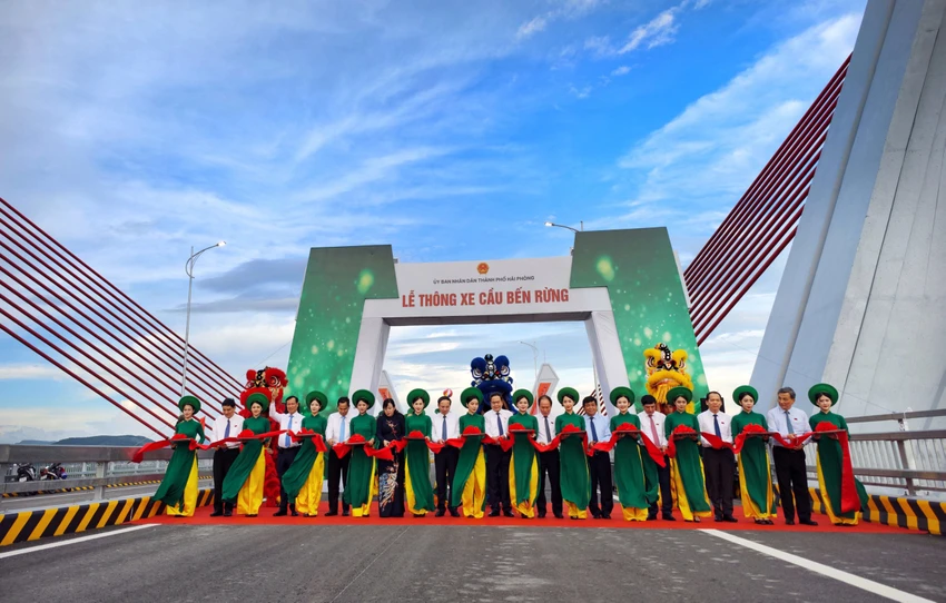 Chủ tịch Quốc hội Trần Thanh Mẫn cùng lãnh đạo các bộ, ngành, 2 địa phương Hải Phòng - Quảng Ninh cắt băng thông xe cầu Bến Rừng. Ảnh: HP