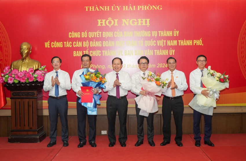 Bí thư Thành uỷ Hải Phòng Lê Tiến Châu trao Quyết định cho các đồng chí được bổ nhiệm. Ảnh: ĐT