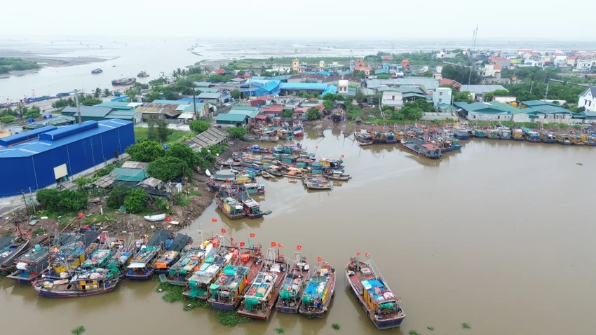 Các tàu cá trở về cảng Cửa Lân (huyện Tiền Hải, Thái Bình) để tránh trú trước cơn bão số 2. Ảnh: NGỌC SƠN