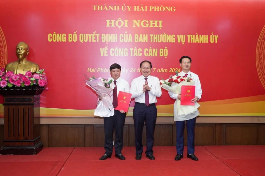 Bí thư Thành uỷ Hải Phòng Lê Tiến Châu trao quyết định và chúc mừng ông Phạm Quang Hiển (trái) và ông Nguyễn Văn Tuấn (phải)