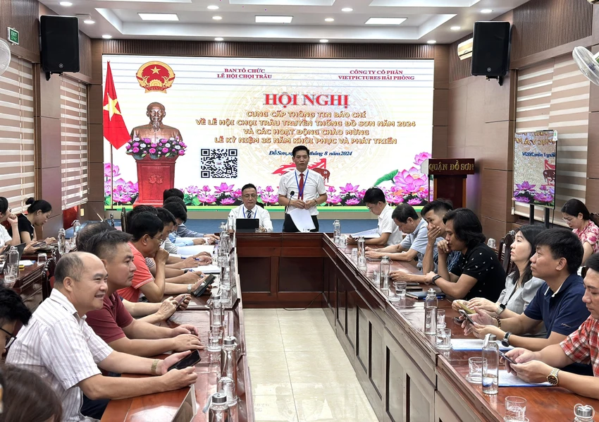 Ông Phạm Hoàng Tuấn, Phó chủ tịch UBND quận Đồ Sơn thông tin về Lễ hội chọi trâu truyền thống Đồ Sơn 2024. Ảnh: NGỌC SƠN